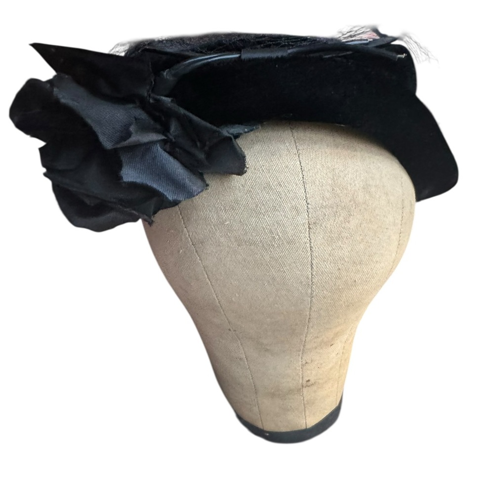 1940s/50s Velvet, Floral Accent Crown Netting Covered‎ Fascinator Pillbox Hat